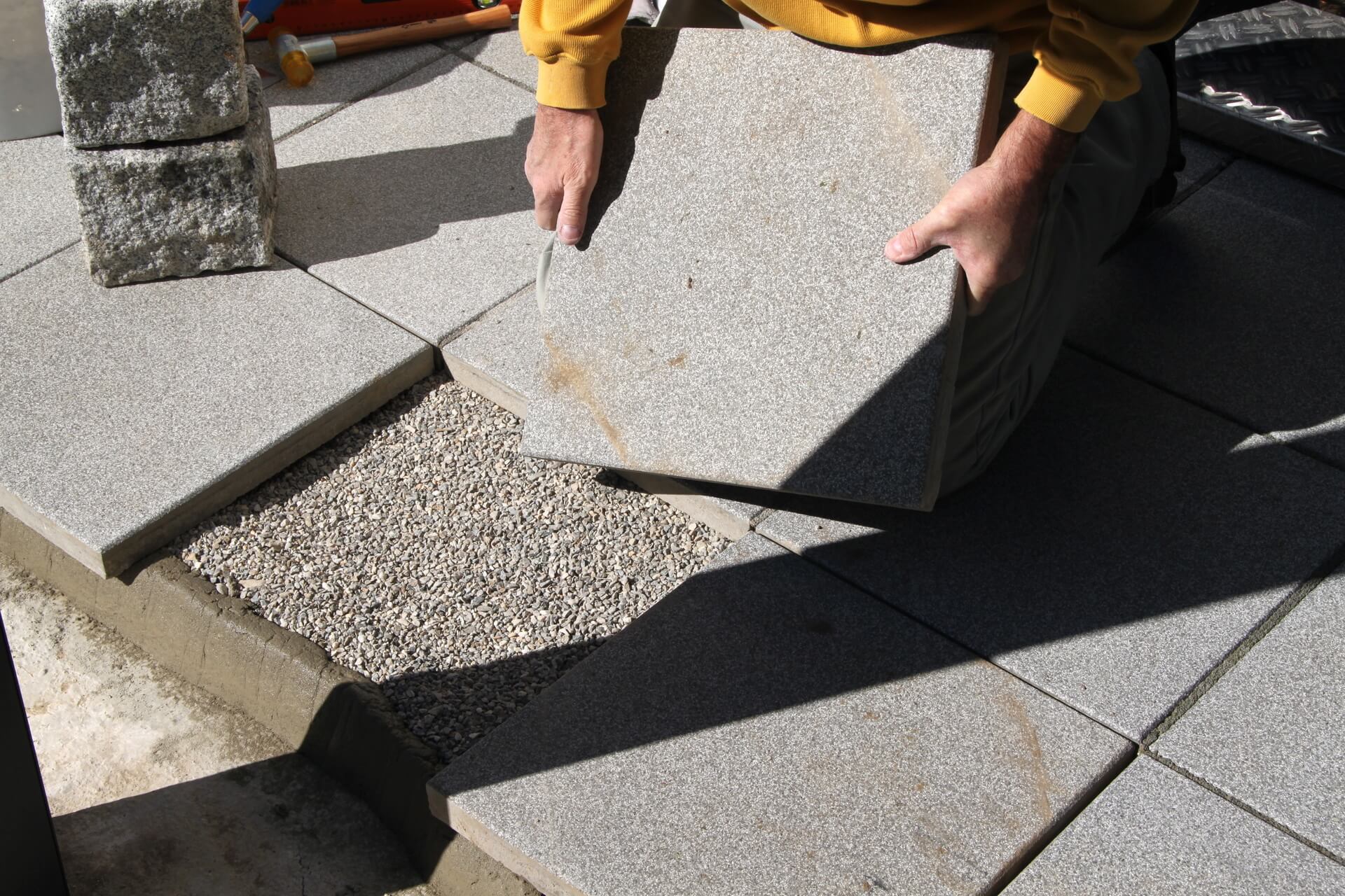 Beschreibung und Bildunterschrift: Verlegearten für Terrassenplatten