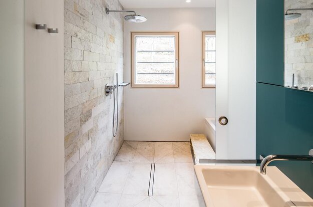 silberquarzit_spaltraue_oberflache_im_badezimmer_aestivate