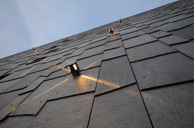 spaltraue_fassade_aus_dunklem_naturstein_aestivate